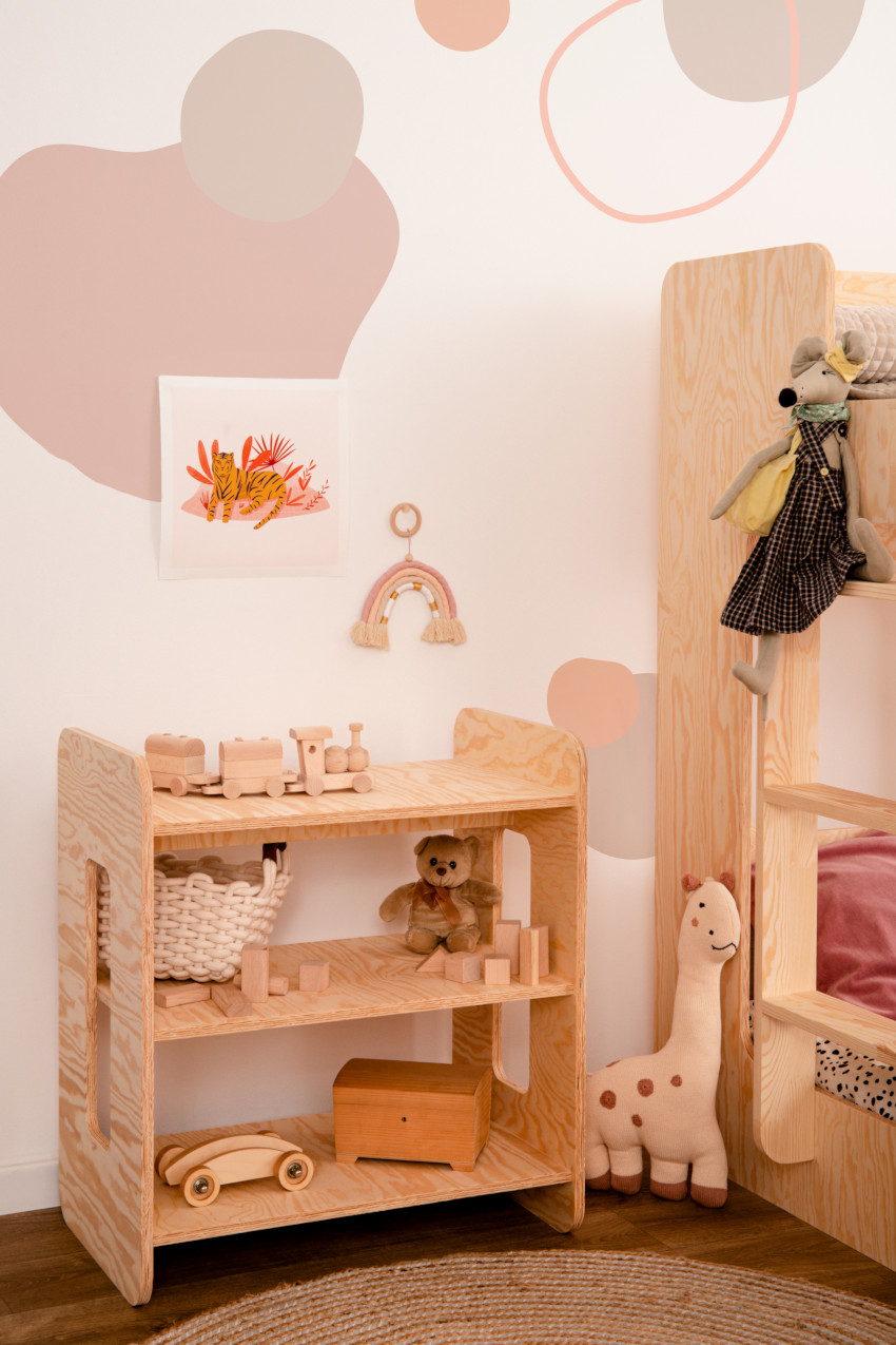 Drewniany niski regał z trzema półkami wykonany ze sklejki sosnowej w kolorze naturalnego drewna